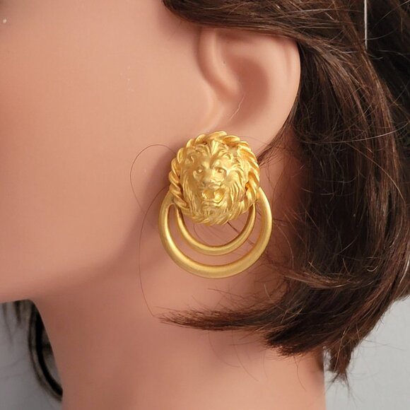 Vintage Goldtone Lion Door Knocker Style Screw-back Earrings - Picture 9 of 10